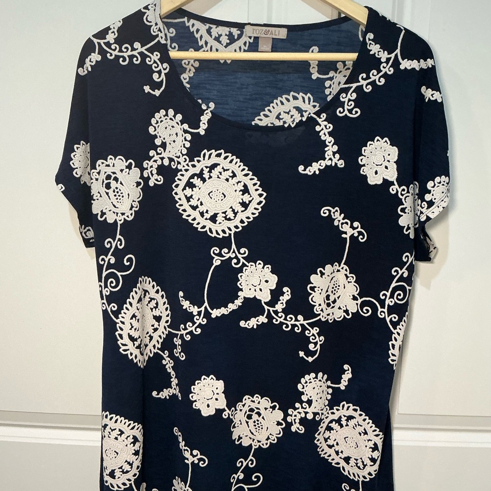 Roz & Ali Navy and Cream Lace Pattern Top